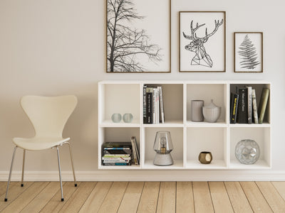 Dansk designet vægreol i hvid med 8 kuber/moduler. Perfekt til indretning af stuen eller til soveværelset